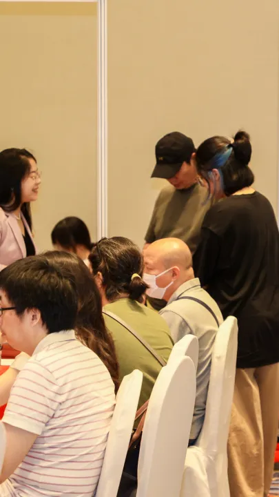 家长可以直接咨询参展学校的招生老师（图 2）