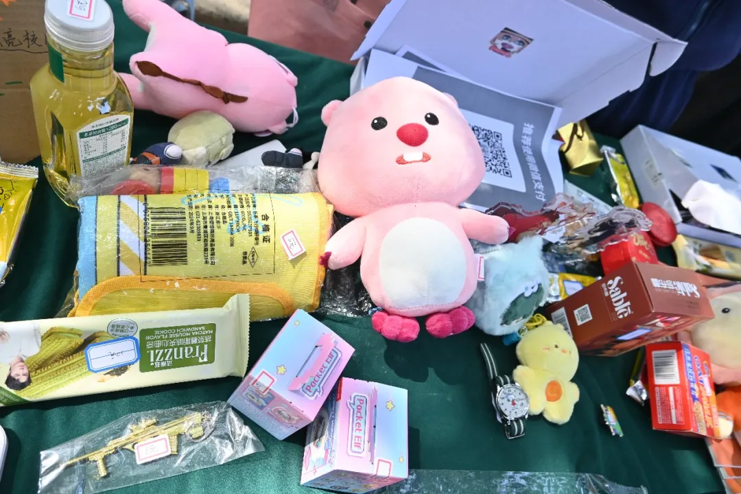 在各班的摊位上，每一件闲置的书籍、每一件手工的好物（图 2）
