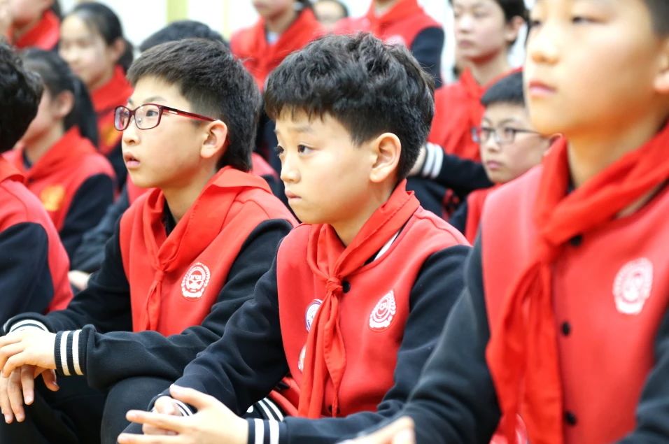 其次,李双江老师为孩子们详细解读了这部充满革命情怀的影片