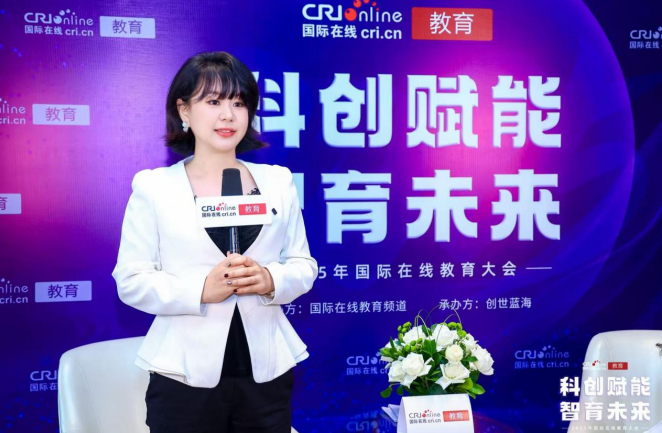 新航道好轻松考研总经理助理武文背景墙打卡照片