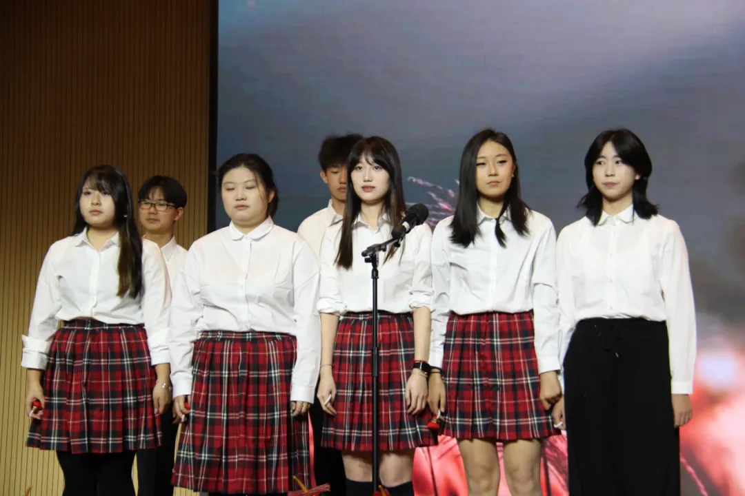 青春的旋律，是回望也是向往。高一3班同学带来的歌曲串烧《稻香》《
