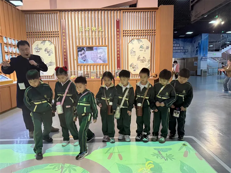 孩子们的眼睛里闪烁着好奇与惊喜,从进入展厅的第一分钟开始