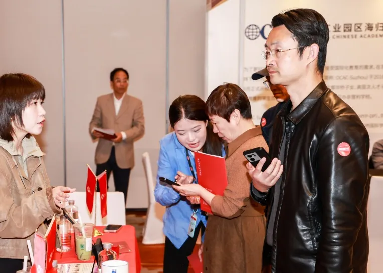 面对面交流不仅能获取详细信息，更能直观感受学校的办学理念和教育氛