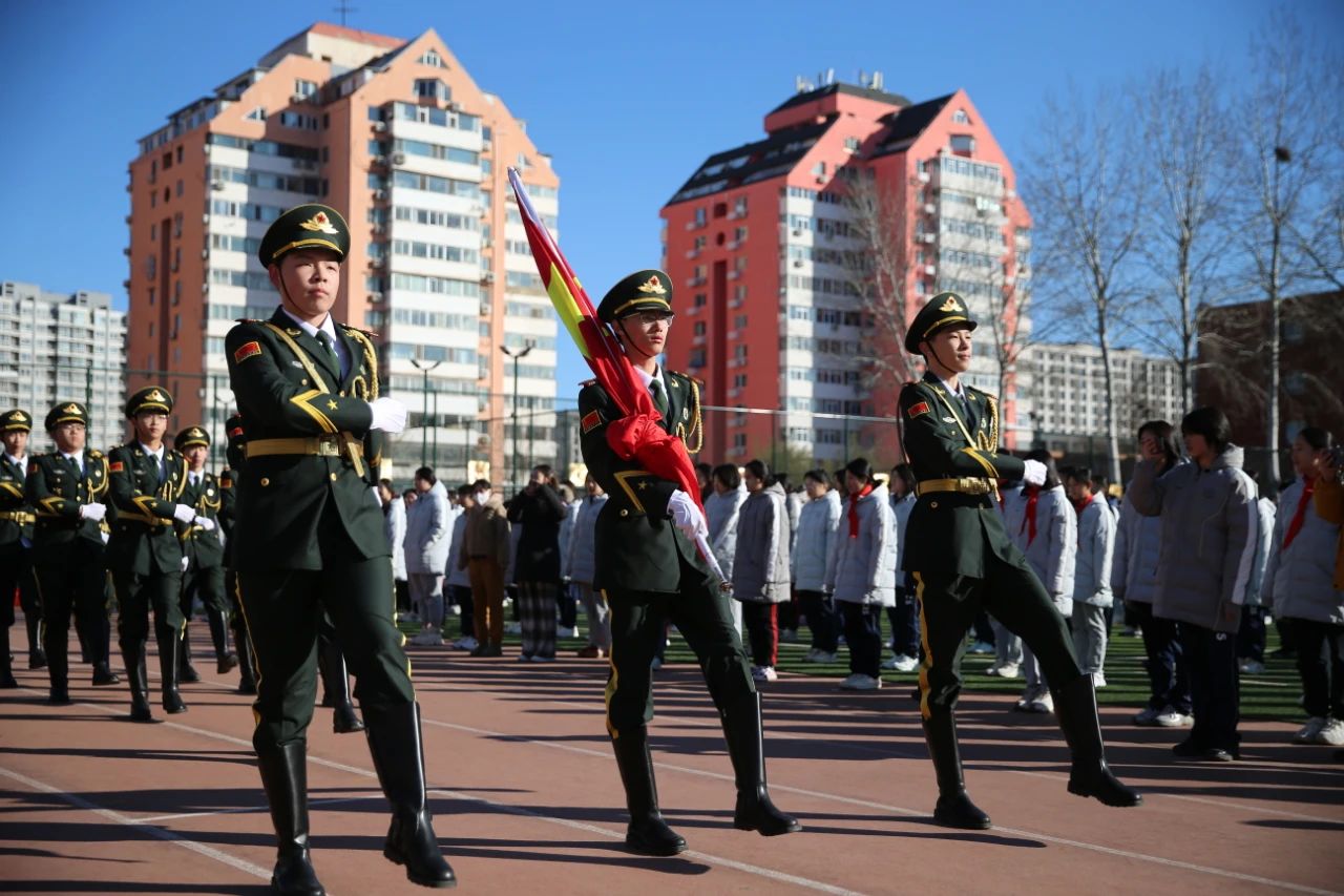 一支英姿飒爽的队伍出现在今天的开学典礼暨升旗仪式上(图 2)