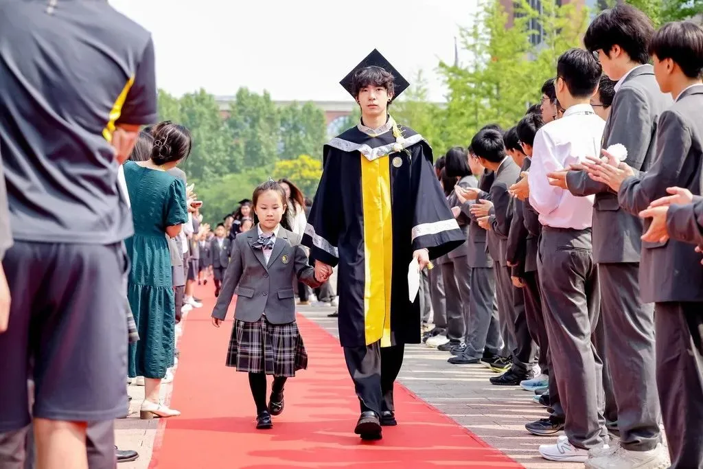 穿梭在小学部走廊，牵起学前班小朋友的手，走上成长之路（图 3）