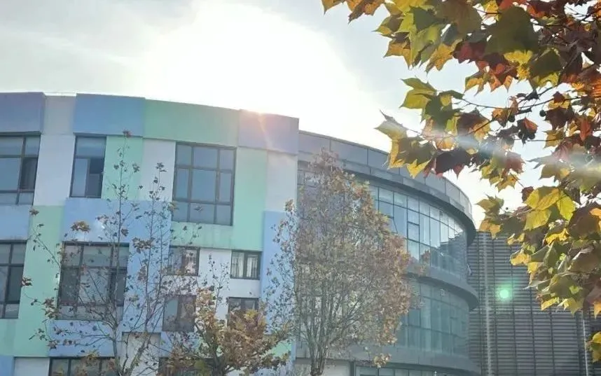 学校一期工程投资4.2个亿,占地118亩,建筑面积5.6万平米(图 2)