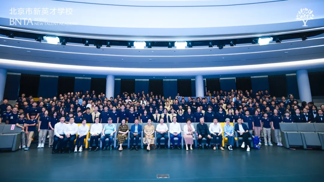 回望当下的新英才学校,我们亦看到了教师们的坚守和付出