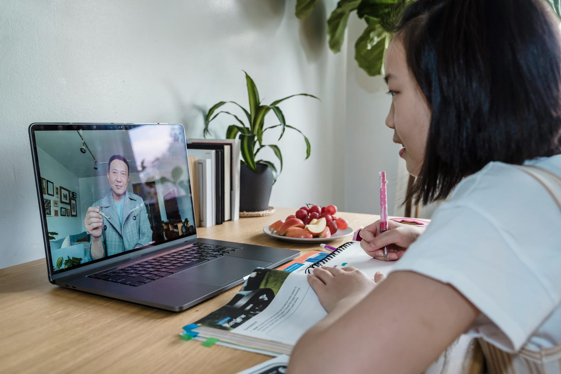 跨学科项目制学习(PBL)聚焦真实环境问题。