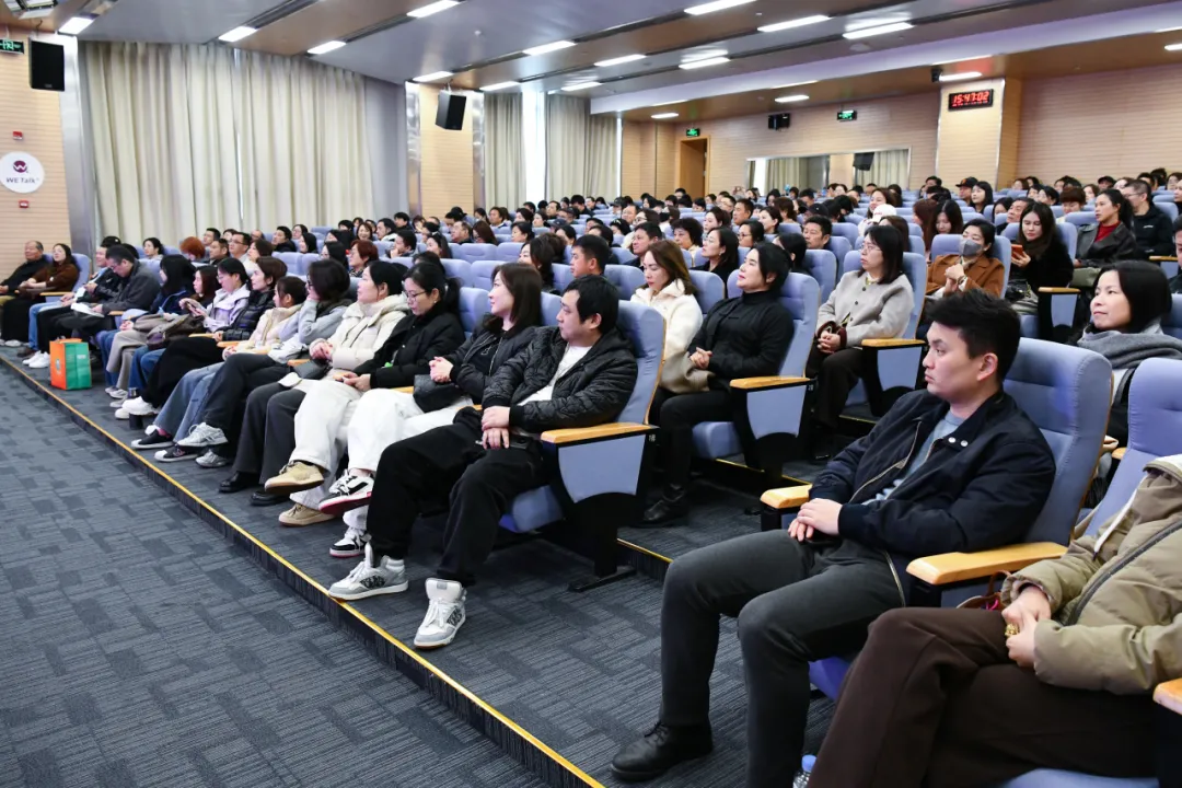 育人理念上,学校鼓励学生从入学起培养思想、生活和学习的独立性。