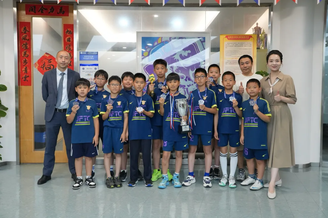 足球是学校的传统优势体育项目，学校组建了各年龄段校队