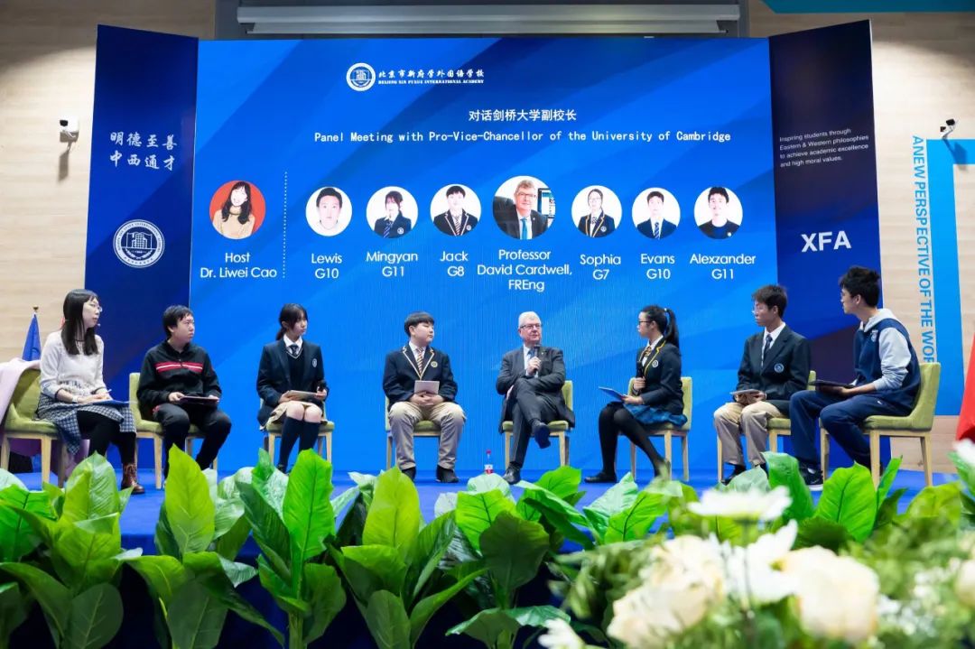 这场圆桌会议的主持人曹立威博士，是新府学创始人卢振虎先生的学生（图 2）