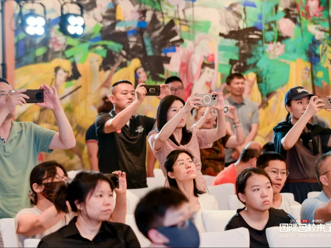 另外,学校还会定期组织扶贫活动,以此让学生触动到自己内心深处最柔