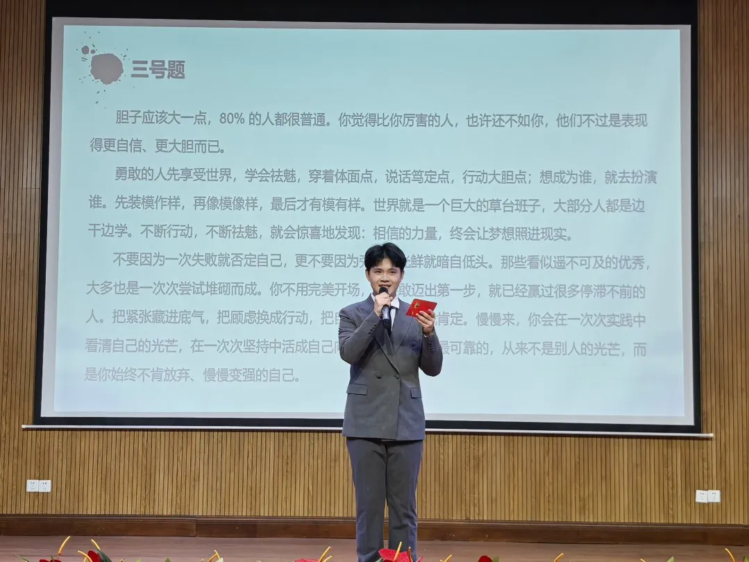 比赛过程中,选手们展现出扎实的语言功底: