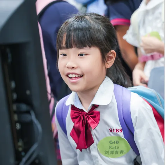 裸眼3D与VR设备:孩子们围在全国首发的裸眼3D机前(图 3)