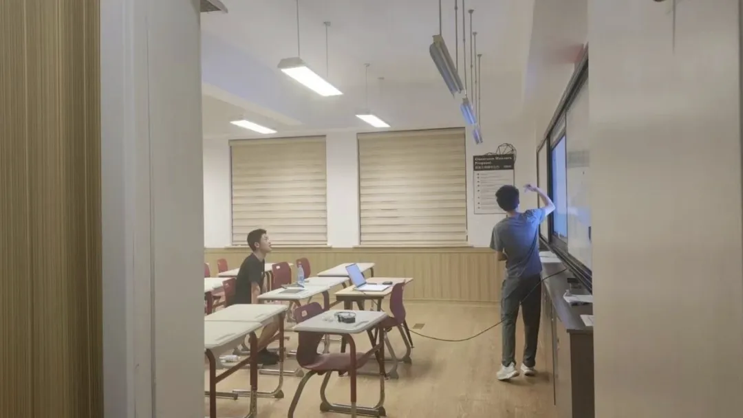 升学老师帮她分析: 剑桥的专业更丰富,大一同时学物理、化学