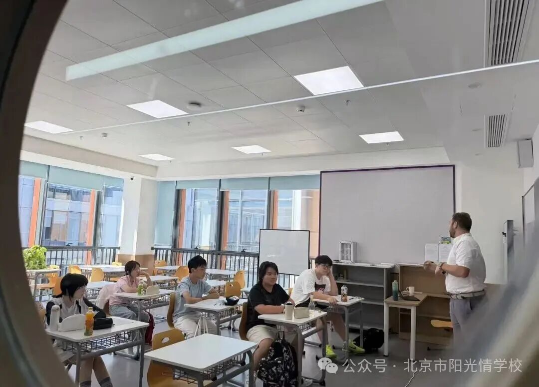 暑假结束，金秋学年如期启幕。8月31日（图 2）