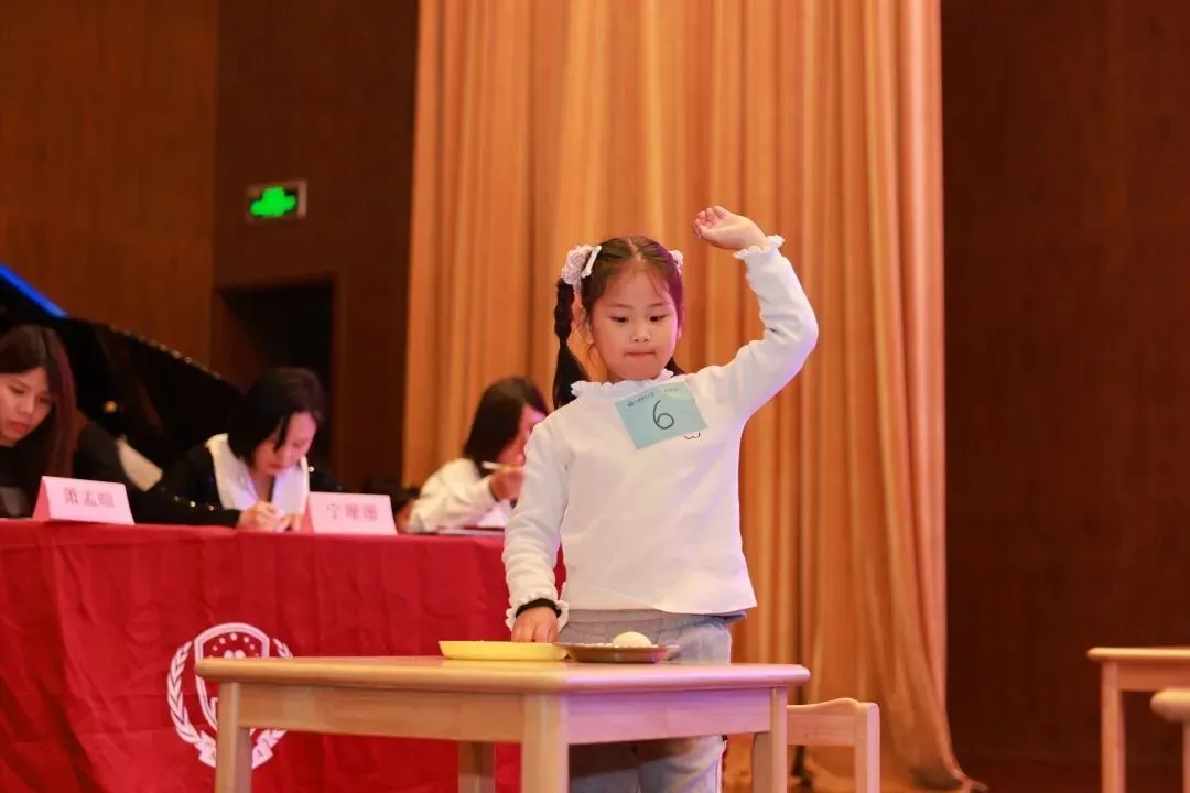 一声清脆哨响，合肥美华幼儿园的自理能力大赛正式拉开帷幕。