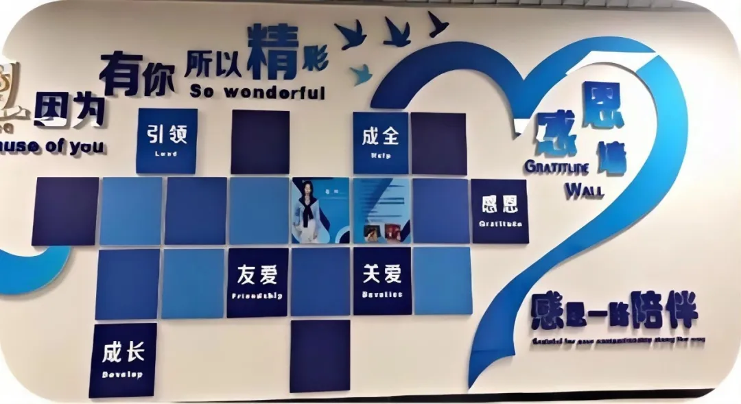 如今的泰达枫叶初小校园，既有规范有序的秩序感