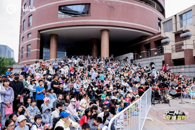 这两个实验无需复杂设备，却能精准呈现核心物理规律