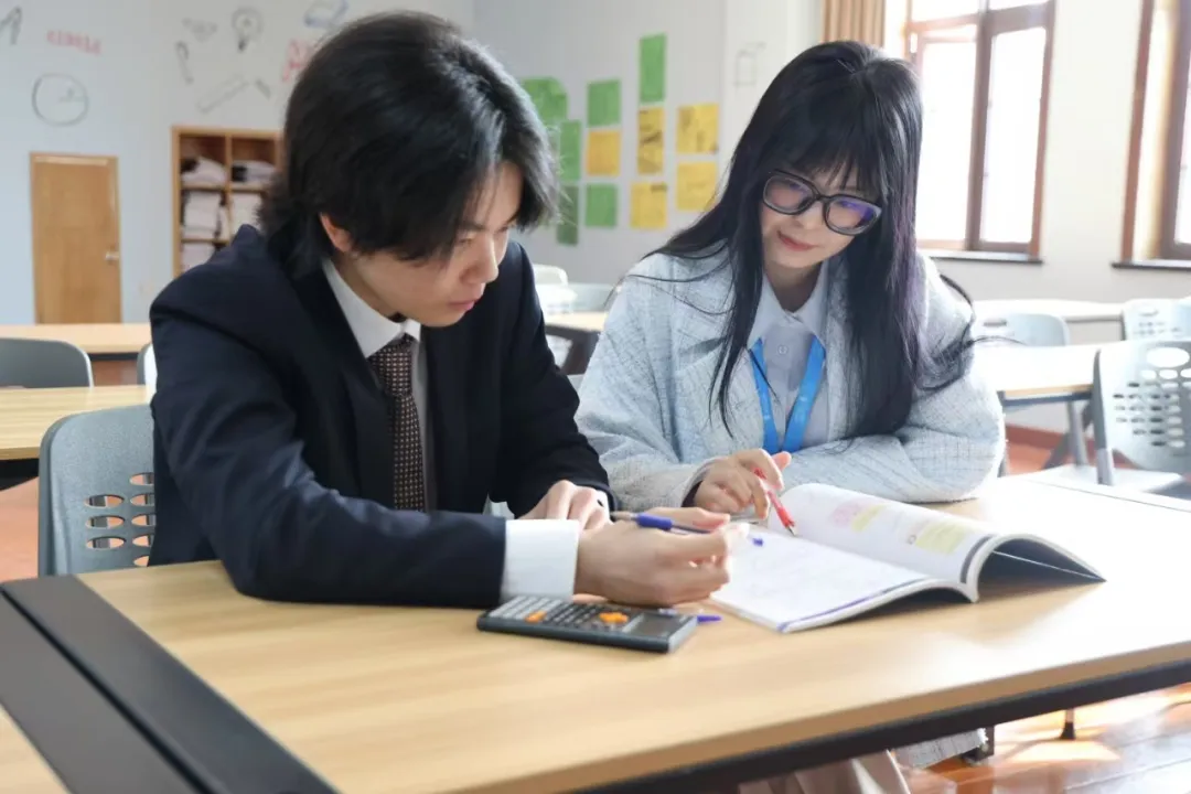 从英国反向留学青岛墨尔文中学:非天赋型学生拿下 14 封名校 offer 斩获 6 万加币奖学金