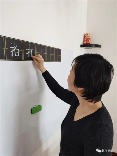网课的不同是没有现成的教学内容,老师们面临的挑战是需要自己寻找