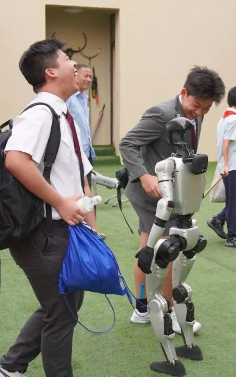 开学第一天,校门口有一位特别的 新成员 AI机器人与可爱的AI机
