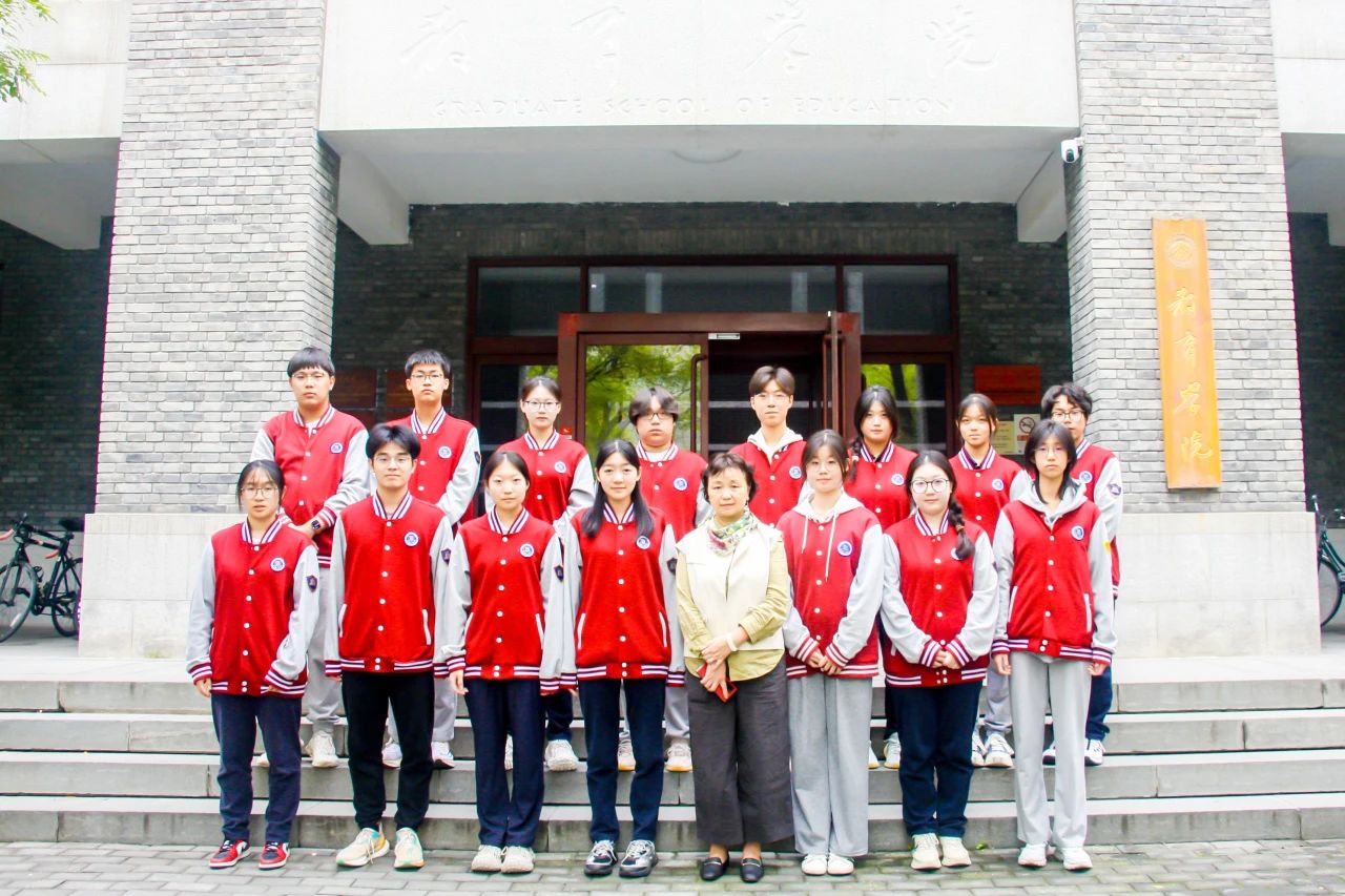 在学习期间，学生需要完成一项中期报告