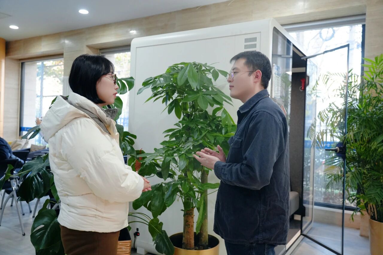 在出勤与电子设备管理上,学校实行严格而人性化的制度