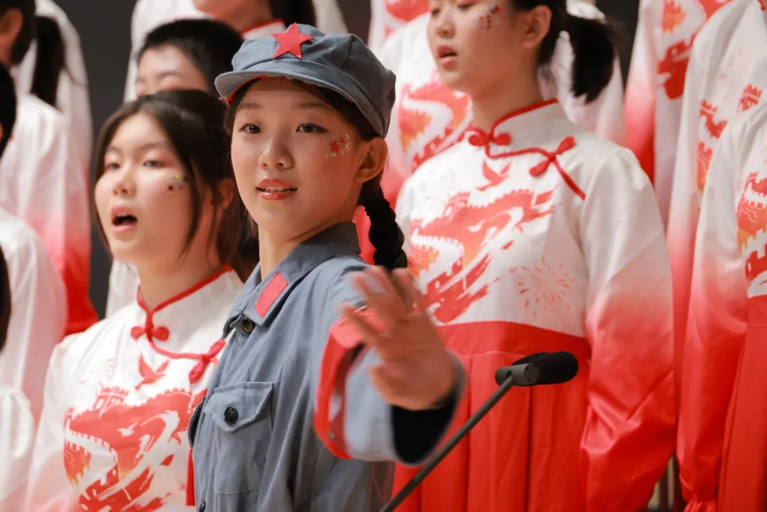 在最后一场比赛尾声，德育处郄越杰副主任与全体师生共勉。