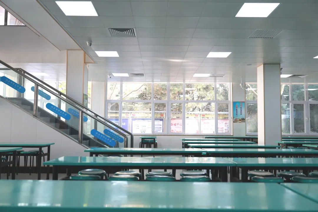北京市师达中学食堂是由北京市市场监管局批准的A级餐饮服务单位