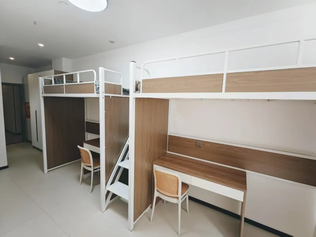 学校为学生提供舒适、安全的住宿环境。(图 2)