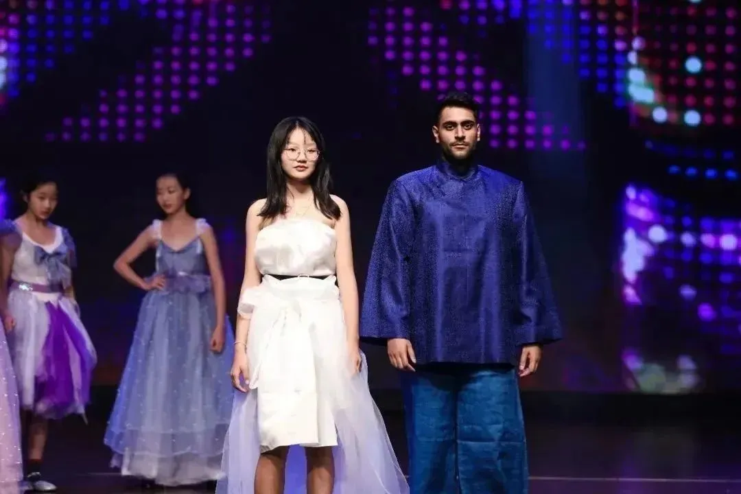 这一天,辛玲校长穿上荣静明亲自设计的职业女装。