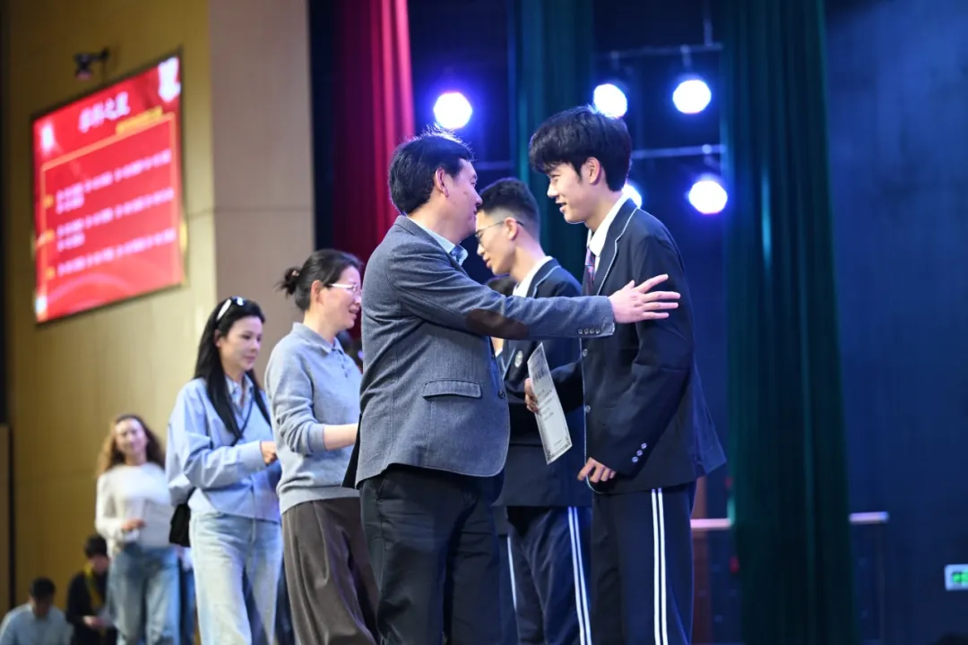 同时,老师们细致观察学生学习习惯、思维特点、个性优势