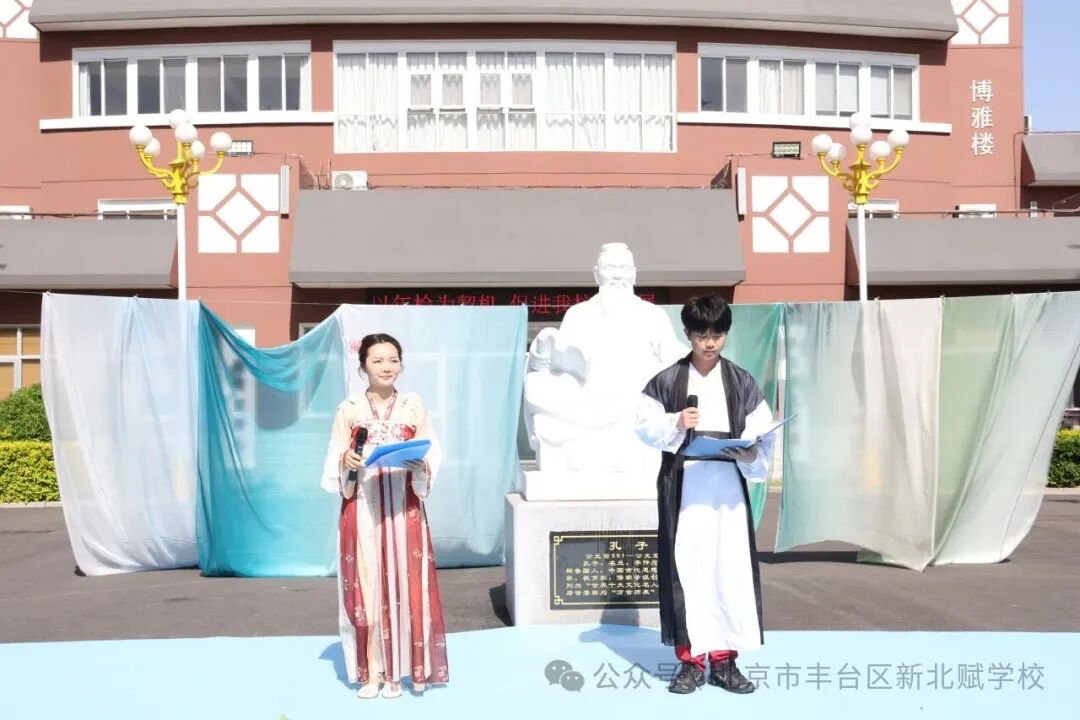 从汉服走秀《吉量》的步履款款,到日常行礼作揖的规范得体