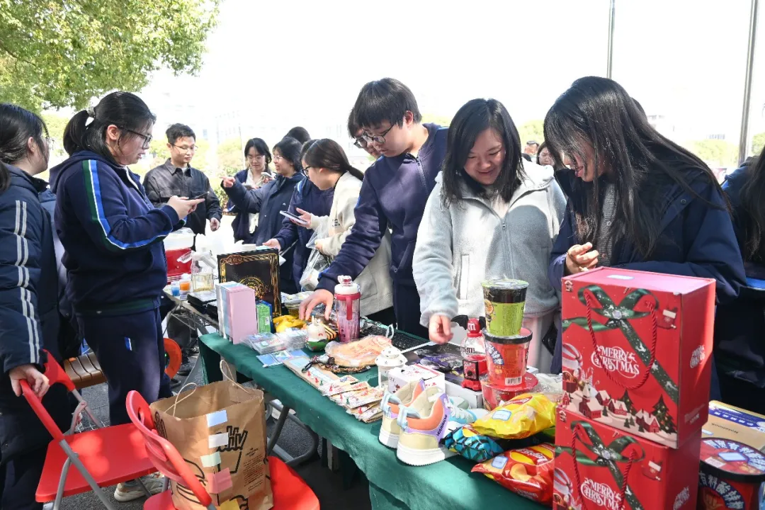 现场热闹而有序，各类爱心好物琳琅满目，多个特色摊位更是人气爆棚：（图 3）