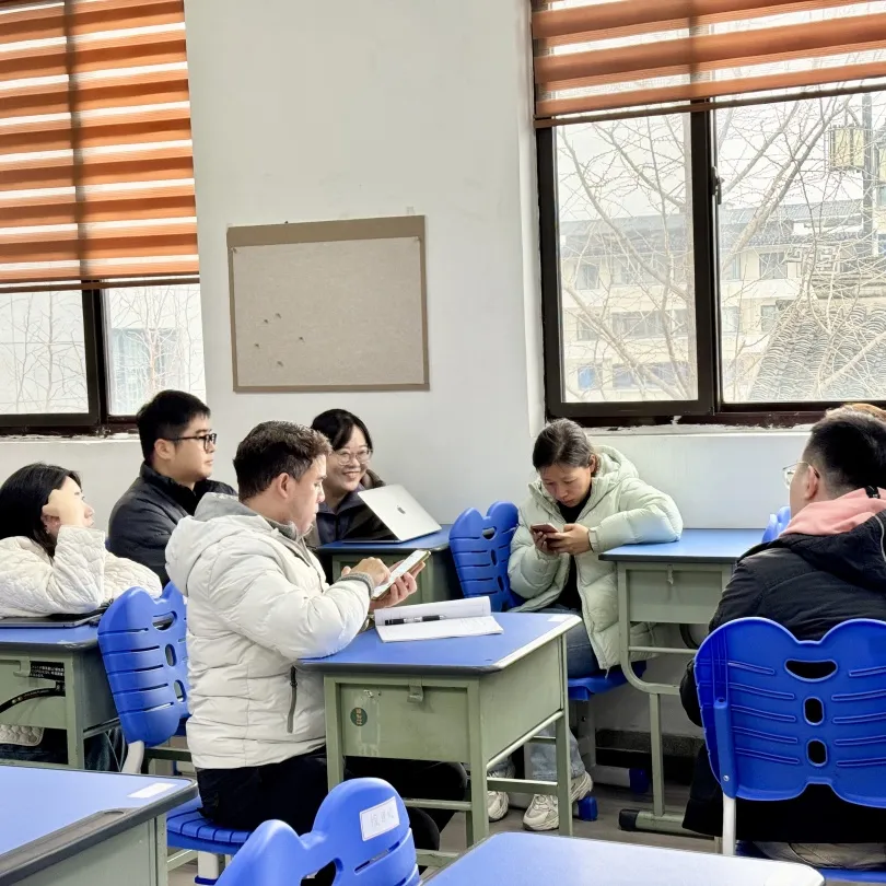 教而不研则浅，研而不教则空。在随后的学科工作坊环节，数学、经济（图 2）