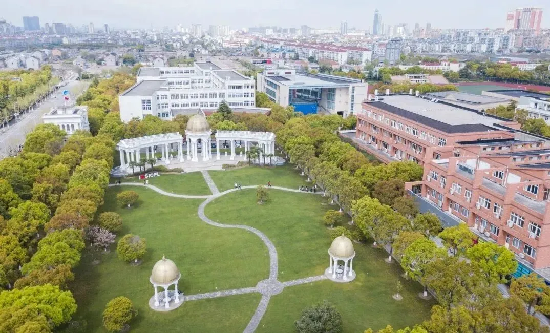 核心属性总结:无国内统招学籍、不参与高考、主打留学申请