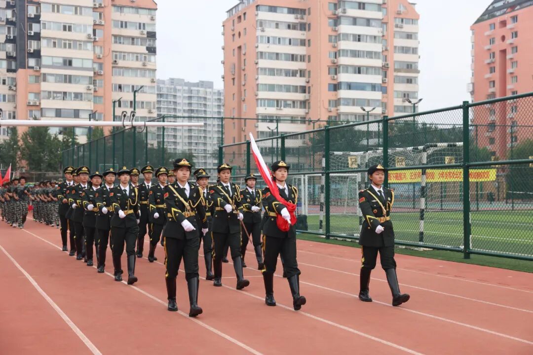 近日,二十一世纪学校高一年级军训圆满闭营。