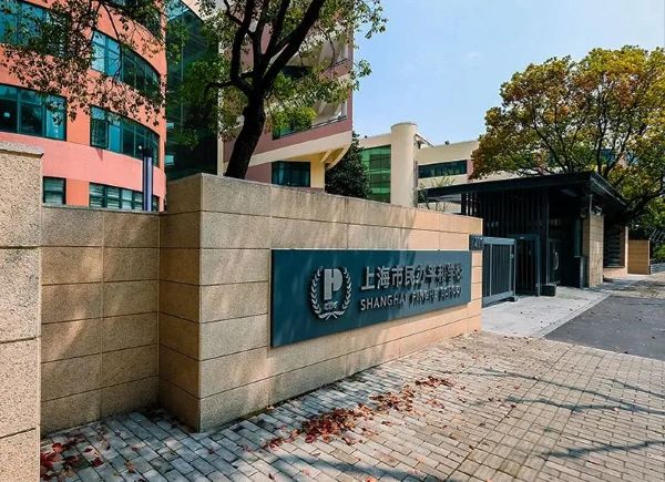 学校致力于培育学生深植中华传统文化的根基