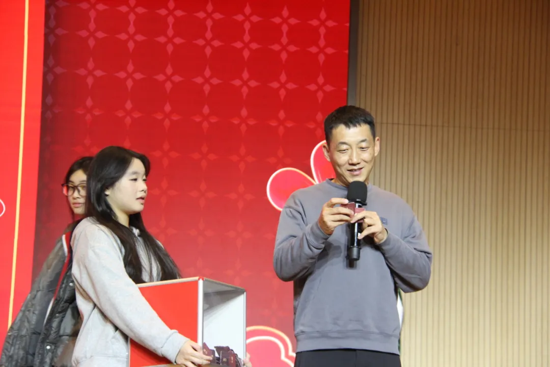 在整场晚会结束前，陈鹏菲与李征翰两位主持人带来了最后一个惊喜环节