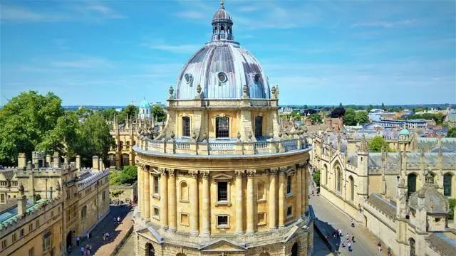 英国当地时间1月10日，备受瞩目的牛津大学如约放榜！