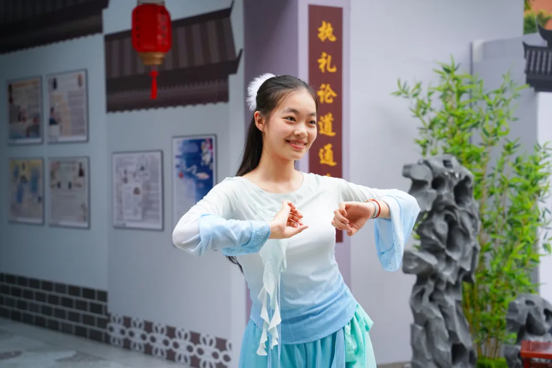 本届成果展以徽派建筑为核心场景，延续长城
