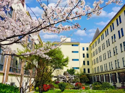 学校为学生提供优良的住宿条件，每4 人一间，配有热水淋浴（图 7）