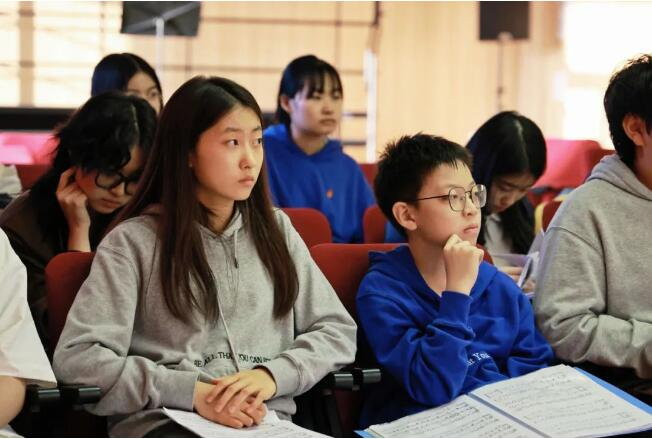 钢琴专业同学苏妮歌尔经常担任合唱课的钢琴伴奏