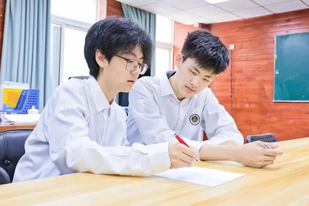 在新府学,师生之间的关爱浸润校园的每一处。(图 2)