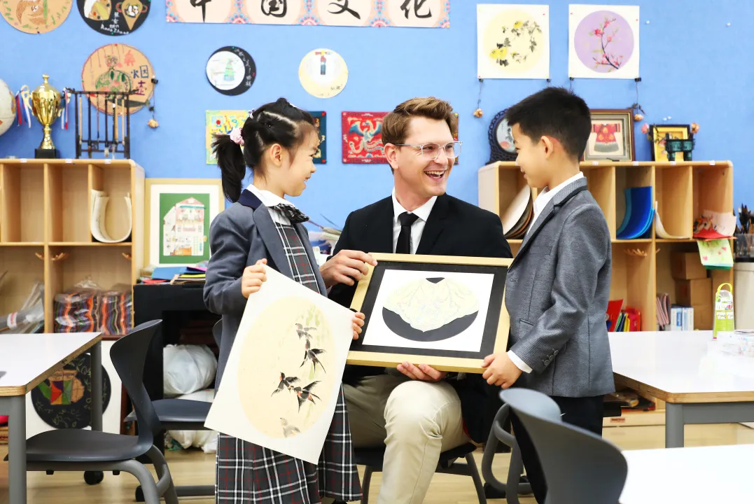 青苗常把教育比作一条长长的走廊，允许孩子在这条长廊上自由地探索（图 7）