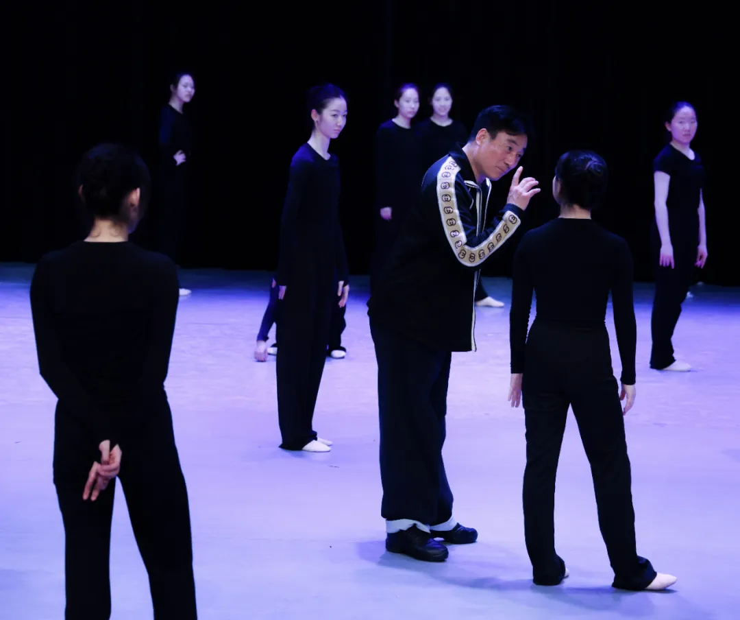 他鼓励师生既要深耕传统、夯实功底,传承古典舞的核心精髓;