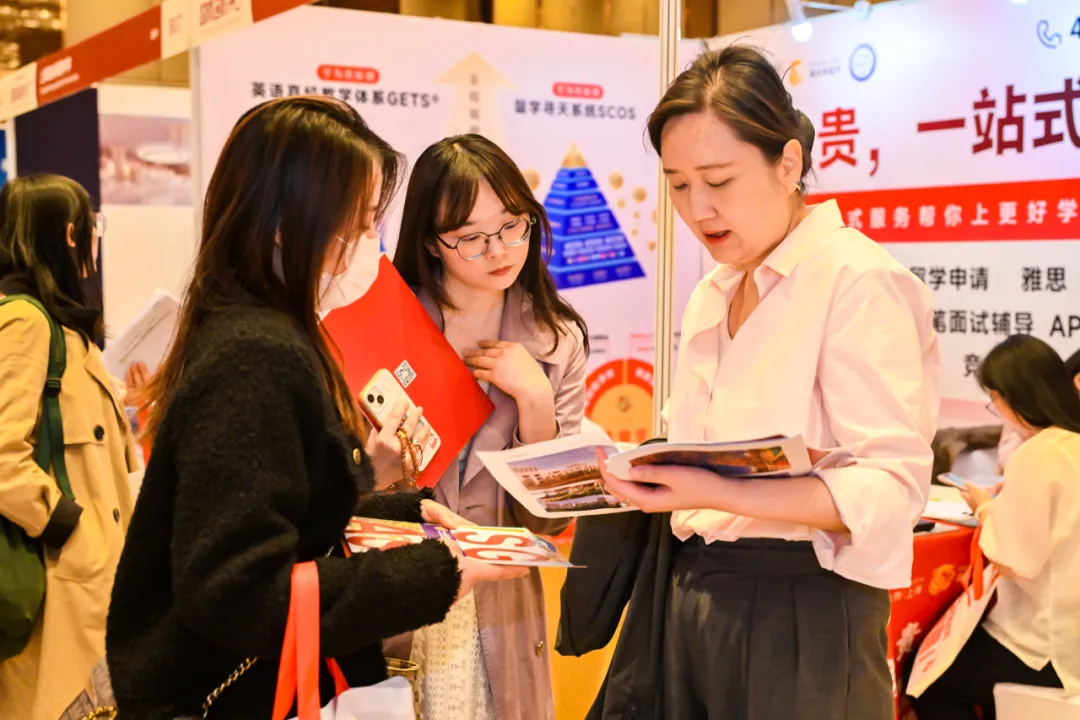 家长可直接与各学校的招生官面对面交流(图 2)