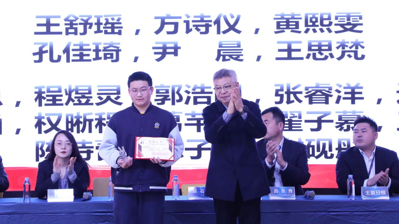 首先揭晓的是 青春火焰杯 全国绘画比赛获奖名单。