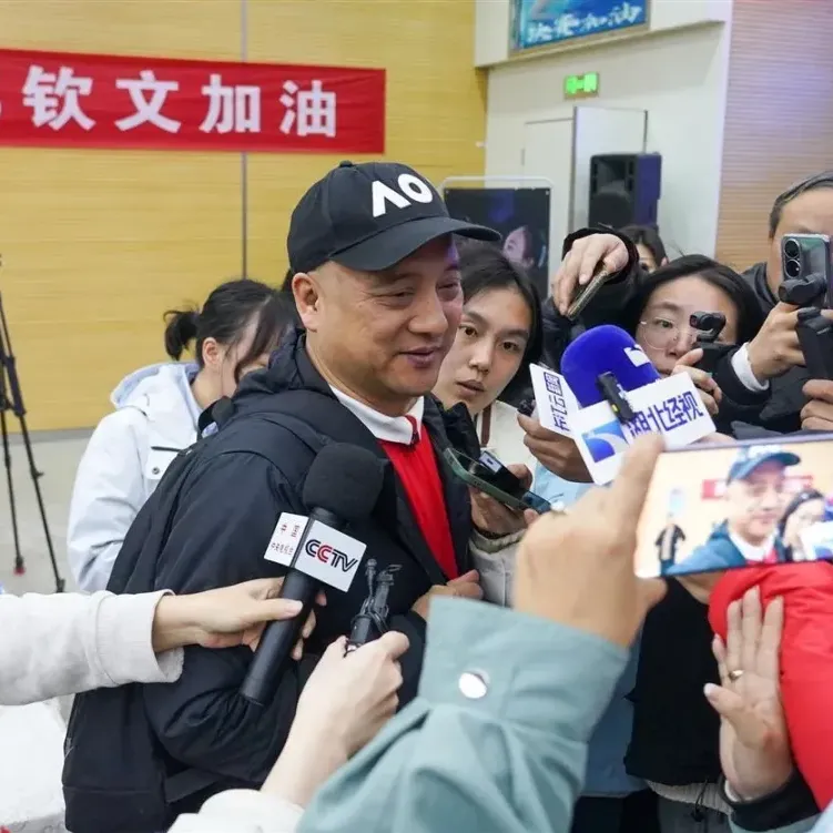 在郑建坪的精心安排下,郑钦文得以心无旁骛地专注于赛场上的奋斗与拼